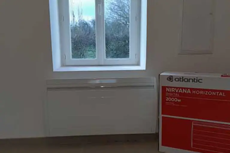 Radiateur neuf posé dans une maison rénovée