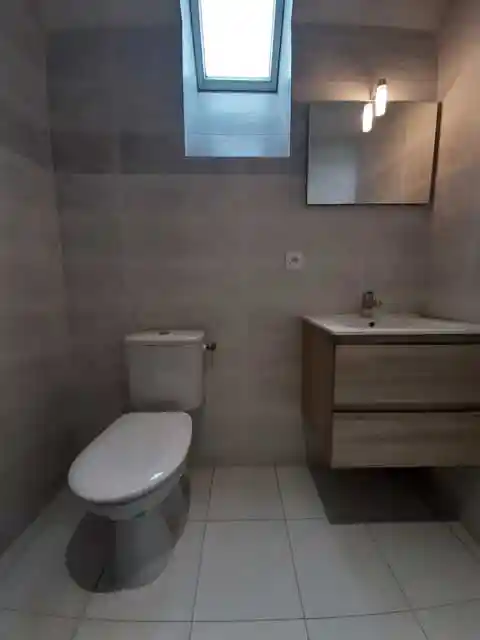 Salle de bain rénovée avec wc et meuble vasque