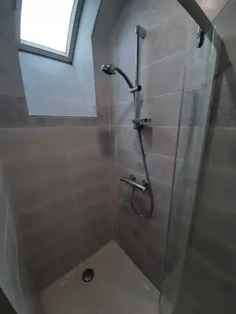 Douche dans salle de bain rénovée