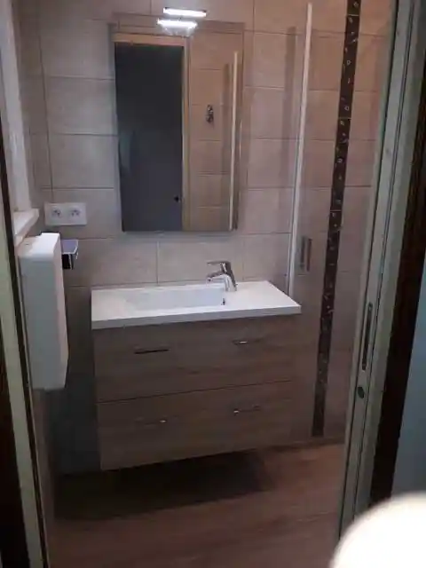 Meuble vasque dans selle de bain
